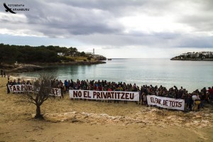 Manifestació del 15 de març. 800 persones marxaren en defensa del far de Portocolom.